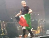 المطرب البريطانى "روجر ووترز" يرفع العلم الفلسطينى خلال حفل غنائى فى روما