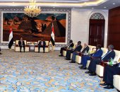 صور.. رسائل مهمة خلال لقاء السيسى بقادة الفكر والرأى فى السودان.. الرئيس: مصر لا تتدخل فى شئون الآخرين.. وجئنا نؤكد على العلاقات القوية بين الدولتين.. ويخاطب السودانيين: "والله لن تروا من مصر إلا كل طيب"