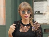 تايلور سويفت خاطفة للأنظار فى نيويورك.. وتنورتها "R13" بـ 390 جنيها استرلينيا