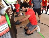 محمد صلاح ونجوم ليفربول فى زيارة لأحدى شركات السيارات بأمريكا.. صور