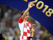 هل يفوز لوكا مودريتش بالكرة الذهبية وينهى احتكار ميسي ورونالدو ؟