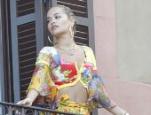 شاهد.. ريتا أورا تظهر بإطلالة "جسيبسى" خلال جلسة تصوير فى برشلونة