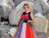 شاهد.. أحدث جلسة تصوير لجوليا روبرتس علي الشاطئ في ماليبو بكاليفورنيا