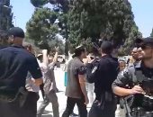 مُستوطنون إسرائيليون يقتحمون باحات الأقصى وسط حراسة من شرطة الاحتلال