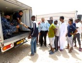 صور.. ليبيا توزع مساعدات غذائية على المهاجرين فى طرابلس