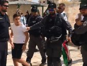 شاهد لحظة اختطاف طفل فلسطينى من داخل المسجد الأقصى على يد قوات الاحتلال