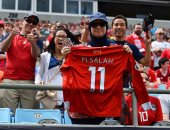 قميص محمد صلاح حاضرا فى مباراة ليفربول ودورتموند