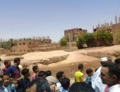 صور.. أهالى قرية العوينة يصلّون بالشارع بسبب توقف أعمال حفر المسجد