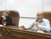 البحوث الفلكية: فريق علمى مجهز بمناظير فلكية وكاميرات حساسة لرصد خسوف القمر