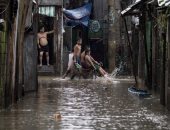 الفلبين تجلى 200 ألف شخص من المناطق الساحلية بسبب إعصار كامورى