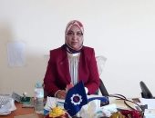 تعرف على قصة أول سيدة تتولى رئاسة حى بالسويس.. "23 سنة خدمة فى الشارع"