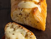 طريقة عمل الخبز بالثوم والجبن