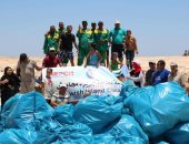 صور.. حملة نظافة لجزيرة مجاويش بالغردقة تنظمها المحميات مع جمعية هيبكا