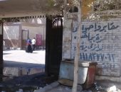صور.. إعلان للمقابر على بوابة مستشفى الاستقبال والطوارئ بحى المطرية