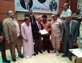 فيديو.. محافظ شمال سيناء يسلم 23 سيارة لشباب الخريجين