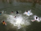 صورة اليوم.. انسى همومك وارميها فى البحر