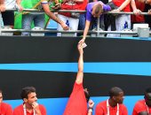 محمد صلاح يلبى طلب طفل صغير للحصول على توقيعه من دكة بدلاء ليفربول.. صور