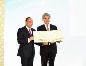 رئيس "سيمنز" الألمانية للمصريين: أوفينا بوعودنا والحكومة دعمتنا.. أشعر بالفخر ومشروعاتنا ستمكن مصر من تصدير الطاقة لأوروبا.. ولـ"السيسى": أنت أفضل مفاوض قابلته على الإطلاق.. والرئيس يقدم له شهادة تقدير على دوره