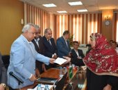 محافظ الشرقية يوزع 25 شهادات أمان للأسر الأولى بالرعاية