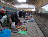 صور.. محطة قطار السد العالى.. هنا أقدم الأسواق الإفريقية فى مصر