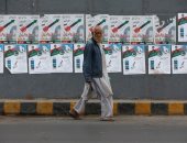 صور.. انتشار لافتات الدعاية الانتخابية فى شوارع باكستان قبل ساعات من التصويت