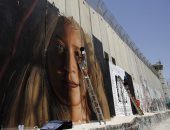 صور.. لوحة للفلسطينية عهد التميمى على جدار الفصل قبل الإفراج عنها