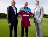 ساويرس يقرر استمرار ستيف بروس مدربا لأستون فيلا.. رسميا