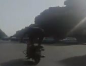 فيديو.. متهور يقود موتوسيكل بطريقة "الحصان" ويعرض المارة للخطر بشارع الهرم