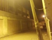 قارئ يرصد عمود إنارة مائل أمام مدرسة بسوهاج