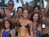  شاهد.. كيف احتفلت جنيفر لوبيز بعيد ميلادها الـ 49 بجزر الباهاما ؟