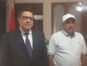 سفير القاهرة بالكويت يستقبل الصياد المصرى منقذ منطقة شرق من حريق مأساوى