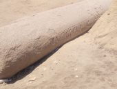 صور.. الآثار تعيد ترميم وتجميع تمثال رمسيس الثانى بمنطقة حجر الصان