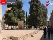شاهد.. لحظة اقتحام قوات الاحتلال باحات المسجد الأقصى والاعتداء على المصلين