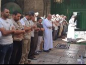 مقدسيون يؤدون صلاة العصر فى الشوارع بعد إغلاق الاحتلال للمسجد الأقصى