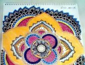 طالبة تبدع فى رسم اللوحات الفنية بأقلام الجاف وألوان الخشب والفحم