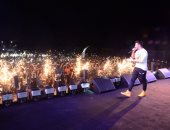 صور .. تامر حسنى يشعل حفلا جماهيريا.. والجمهور يطالبه بإعادة أغنية "بشوقك"