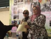 فرع القومى للمرأة بسوهاج يسلم 100 شهادة أمان مجانا للسيدات الفقيرة بطهطا