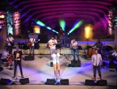 صور.. بلاك تيما تشعل المسرح الرومانى بكوم الدكة فى حفل كامل العدد