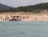 فيديو.. عشرات المهاجرين يضلون الطريق ويصلون شاطئ للعراة بإسبانيا