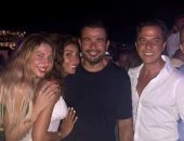 فيديو وصور ..الهضبة عمرو دياب باللوك الجديد بصحبة دينا الشربينى فى اليونان