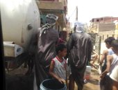 فيديو وصور.. مياه الصرف الصحى تغرق منازل أهالى الكرور وانهيار منزلين بأسوان
