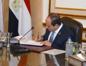 الرئيس يجتمع بالمجلس الأعلى للجامعات بجامعة القاهرة ويوقع بسجل كبار الزوار