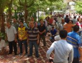 فيديو و صور.. مواطنون وفنانون يشاركون بجنازة الفنان محمد شرف بالإسكندرية