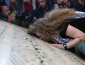 صور.. عهد التميمى تزور قبر الرئيس الراحل ياسر عرفات بعد الإفراج عنها 