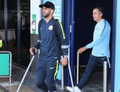 رياض محرز يعود إلى مانشستر بعكازين بعد الإصابة أمام بايرن ميونخ.. صور