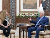 فيديو..أبو مازن يستقبل عهد التميمى ويؤكد :المقاومة السلاح الأمثل لمواجهة الاحتلال