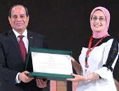 مؤتمر الشباب.. الرئيس السيسي يُكرم أول فتاة تفوز بمنصب رئيس اتحاد طلاب جامعة