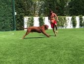 شاهد.. ميسى يستعرض مهاراته فى كرة القدم مع زميل استثنائى