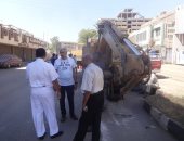 صور.. رئيس مدينة الأقصر يتابع أعمال تطوير البنية التحتية بشارع خالد بن الوليد