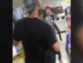فيديو.. شاب أمريكى يثير الجدل بعد دخوله متجر فى فلوريدا حاملا تمساح 